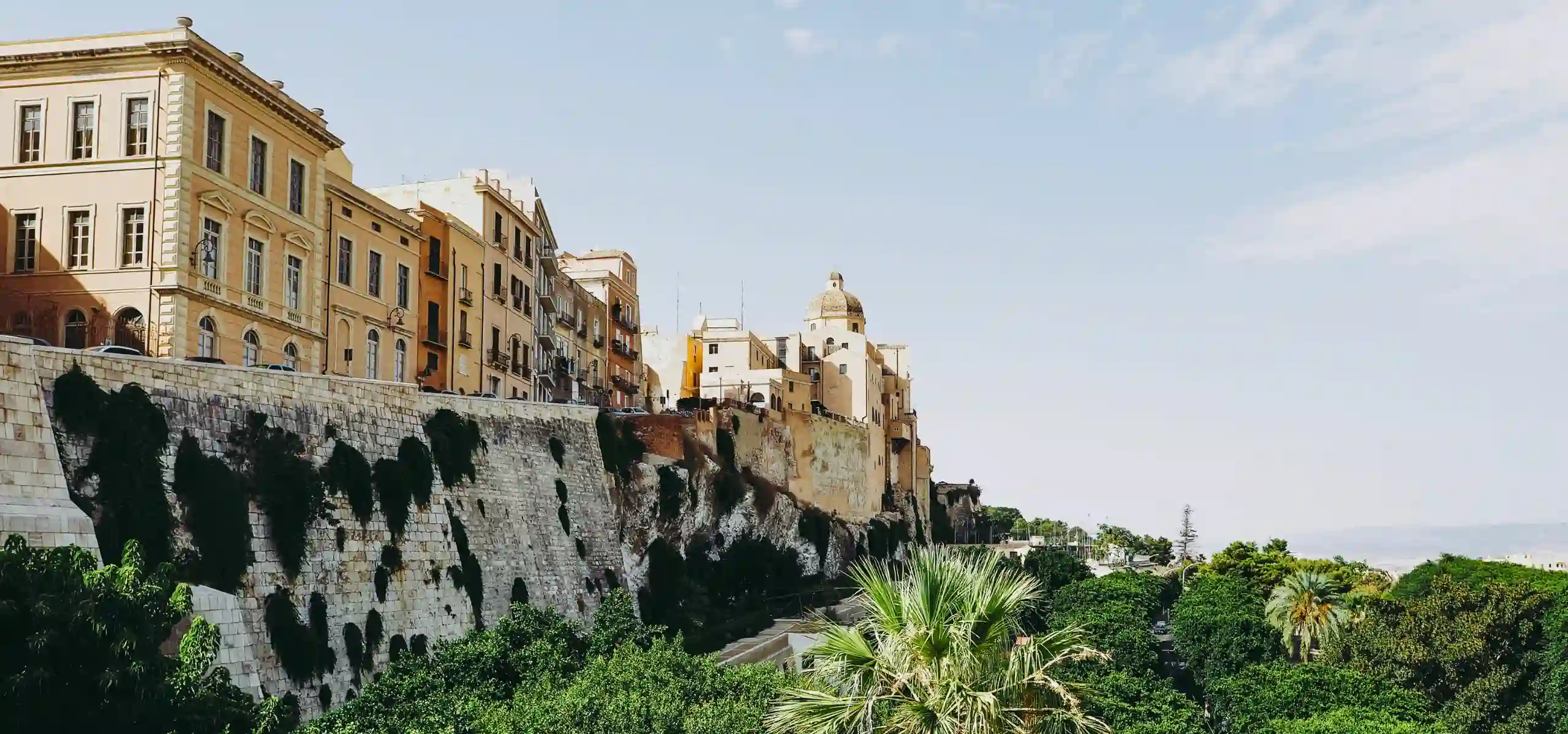 Castello: il cuore storico di Cagliari tra panorami e monumenti.