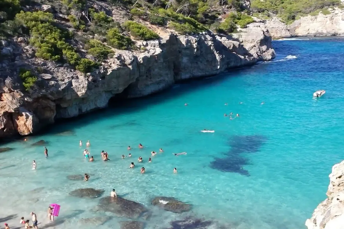 Cagliari, escursione in gommone con tre soste bagno,