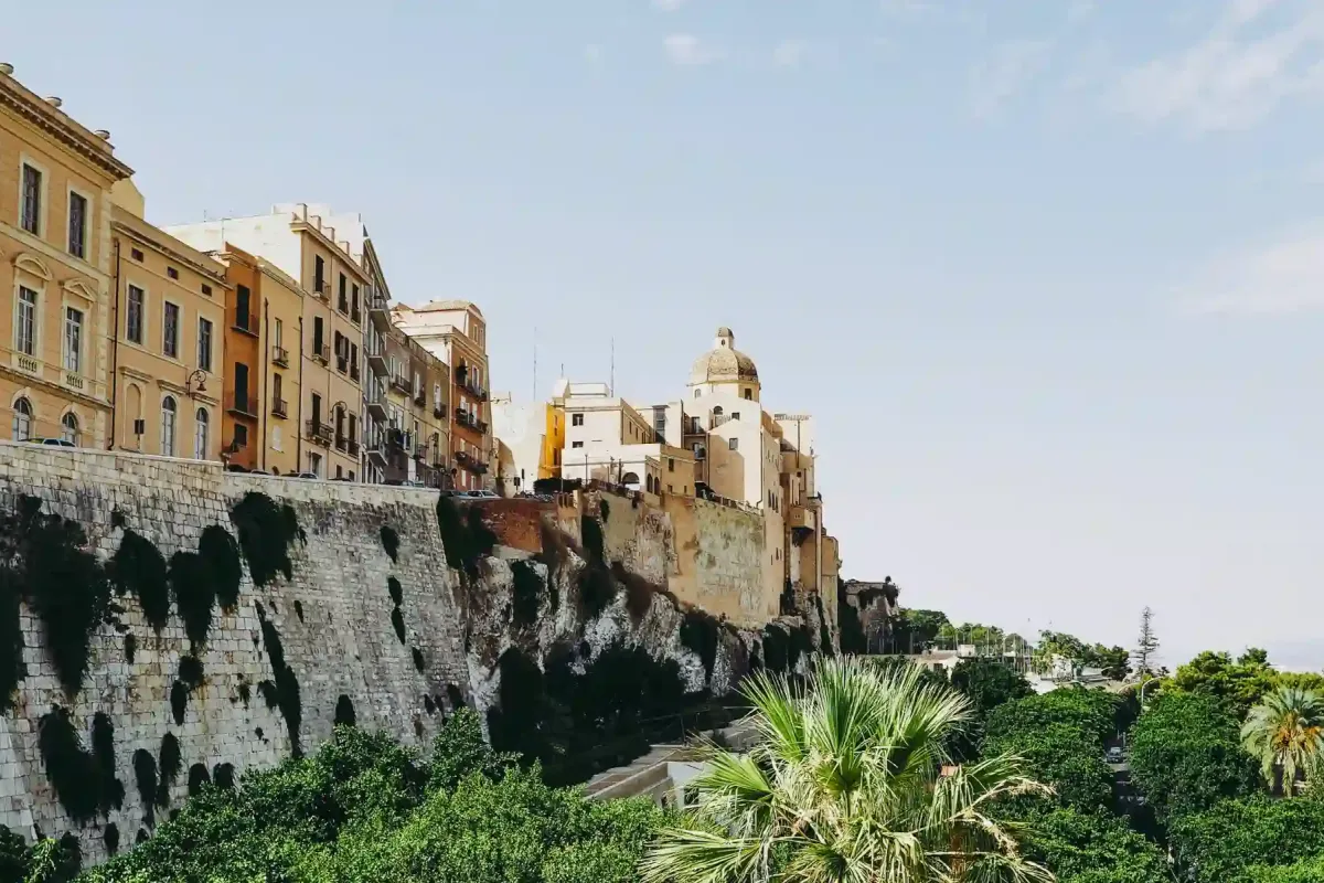 Castello: il cuore storico di Cagliari tra panorami e monumenti.