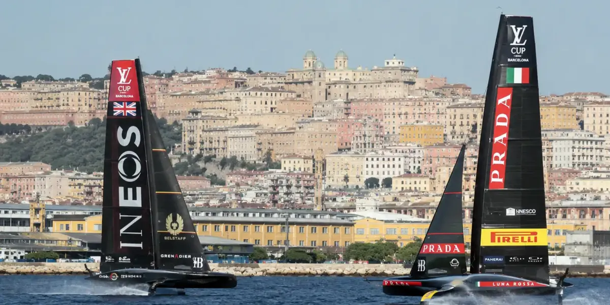 America’s Cup a Cagliari con Luna Rossa nel porto cittadino durante una regata internazionale