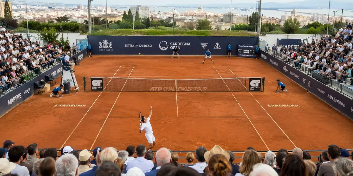 ATP Challenger Sardegna Open a Cagliari con partita in corso al Tennis Club