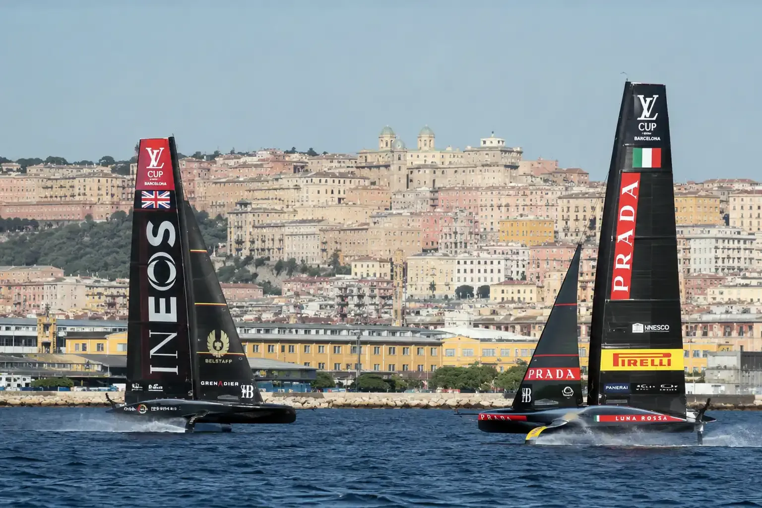 America’s Cup a Cagliari con Luna Rossa nel porto cittadino durante una regata internazionale