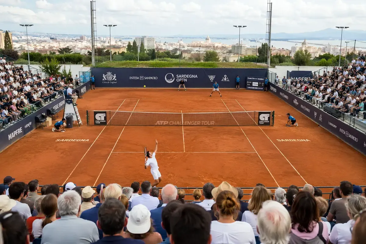 ATP Challenger Sardegna Open a Cagliari con partita in corso al Tennis Club