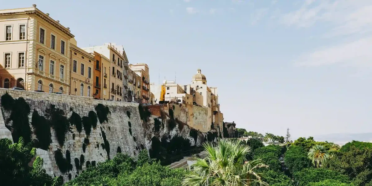 Castello: il cuore storico di Cagliari tra panorami e monumenti.